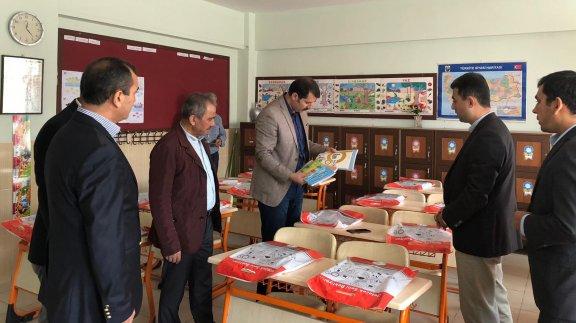 Genel Müdürümüz Sayın Salih AYHAN, ücretsiz ders kitabı dağıtım sürecini takip etmek ve yerinde görmek üzere Ankara, Kırıkkale, Kırşehir, Bolu ve Düzce illerinde kitap depoları ve okullara ziyaretlerde bulundu.